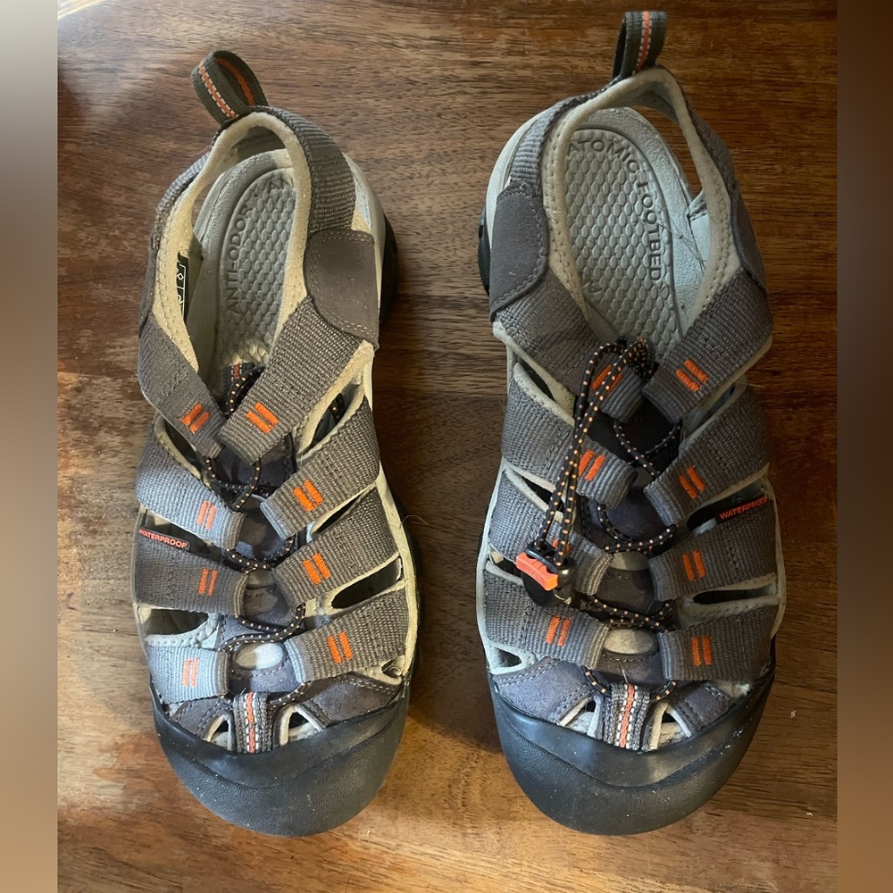 Men’s Newport Keens in Sz 8 Like New!